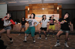 香港扶幼會推行的青年發展專案的師徒，表演活力澎湃的Hip Hop舞步。