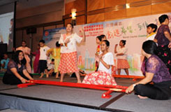 油麻地街坊會學校的學生表演充滿節奏感的跨族裔共融「竹舞」。