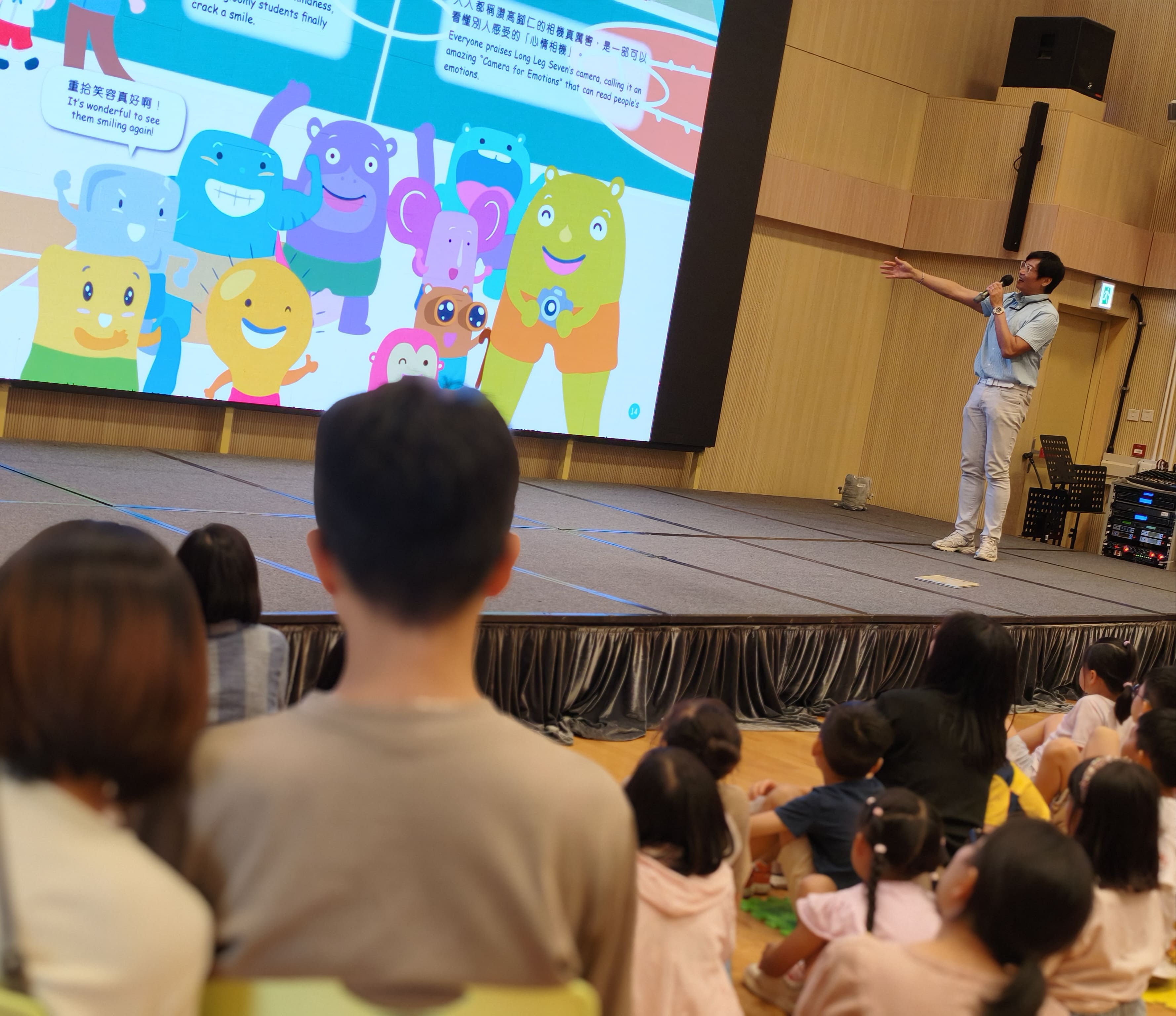 A veteran children’s programme host, Harry, was invited to conduct the storytelling.